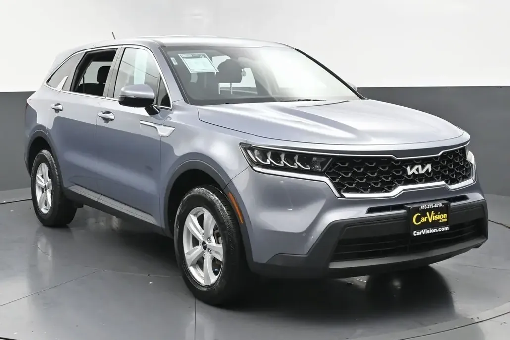 2023 Kia Sorento LX photo 1