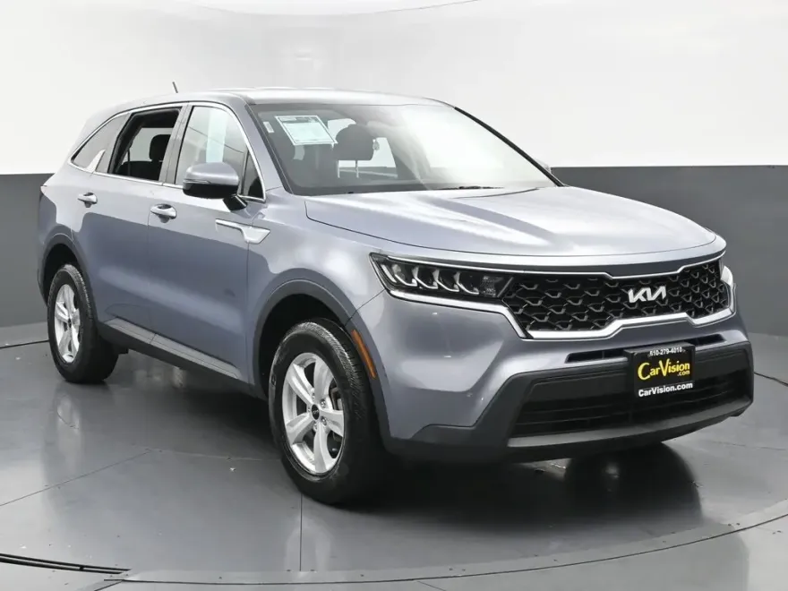 2023 Kia Sorento LX photo 1
