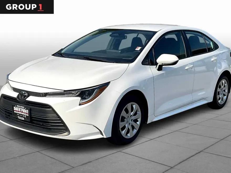 2024 Toyota Corolla LE photo 1
