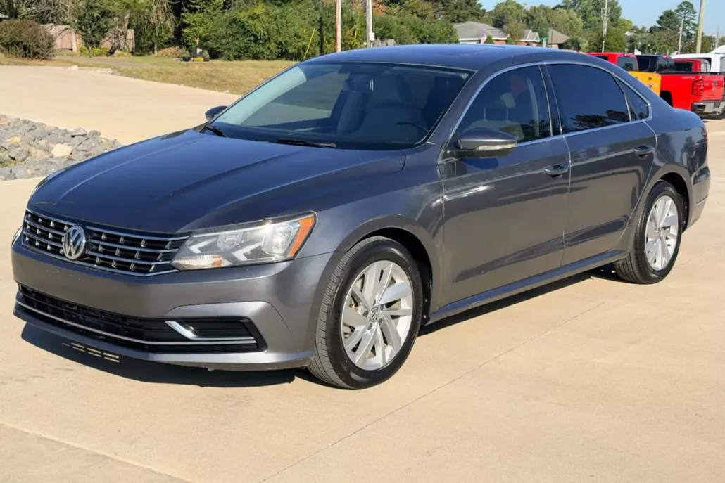 2018 Volkswagen Passat 2.0T photo 1