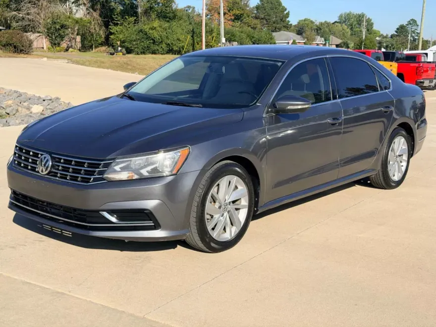 2018 Volkswagen Passat 2.0T photo 1