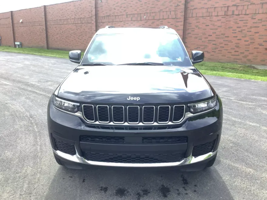 2025 Jeep Grand Cherokee Laredo Altitude photo 1