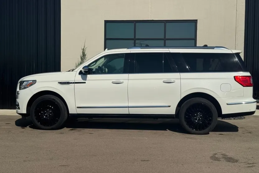 2021 Lincoln Navigator Black Label photo 1