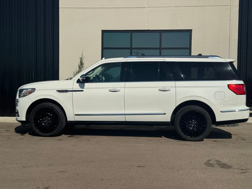 2021 Lincoln Navigator Black Label photo 1