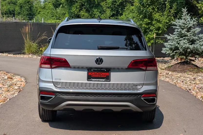 2024 Volkswagen Taos SE photo 1