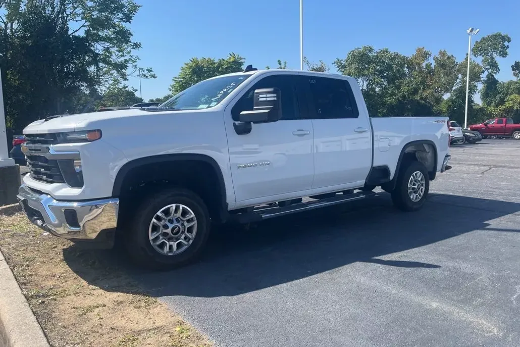 2024 Chevrolet Silverado 2500HD LT photo 1