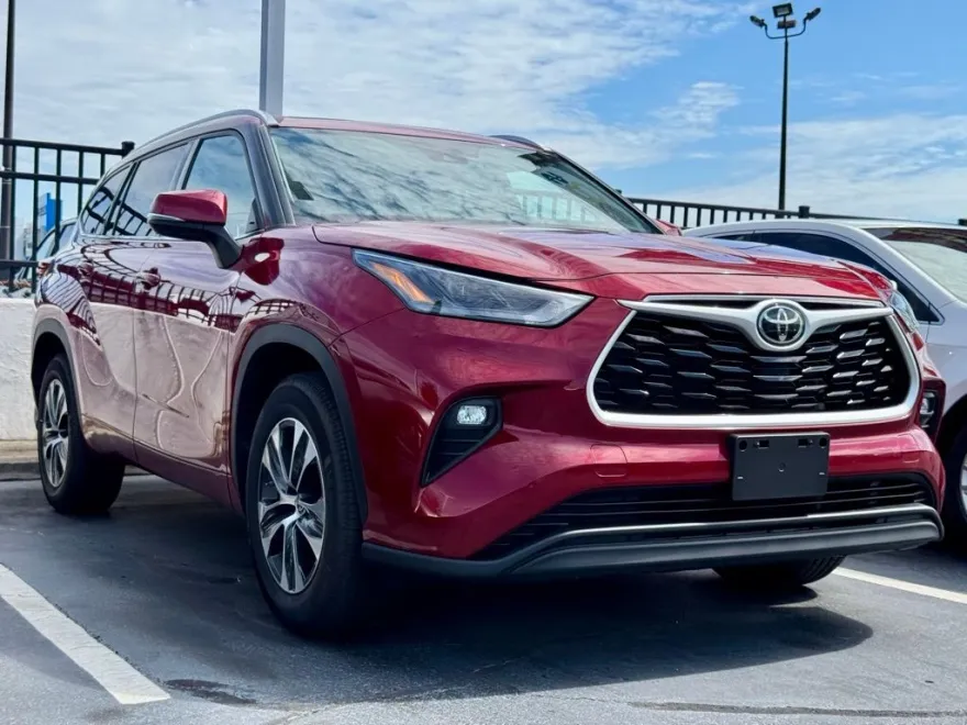 2022 Toyota Highlander XLE photo 1