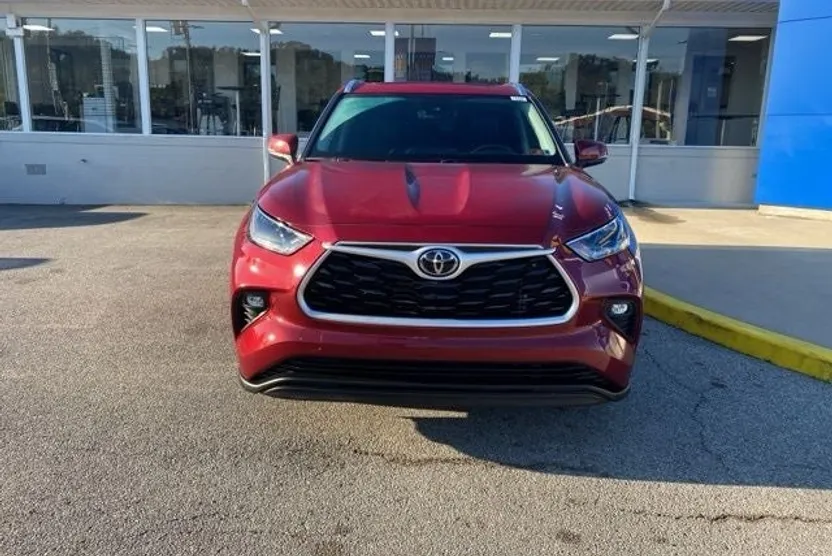 2021 Toyota Highlander XLE photo 1