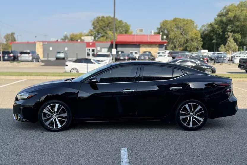 2021 Nissan Maxima SV photo 1