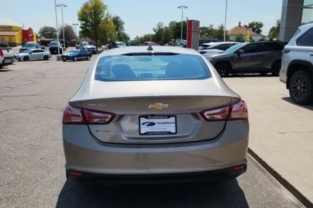 2022 Chevrolet Malibu 1LT photo 1