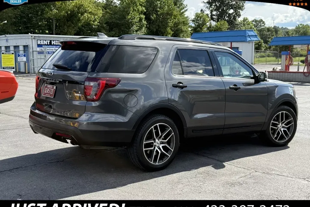 2017 Ford Explorer Sport photo 1