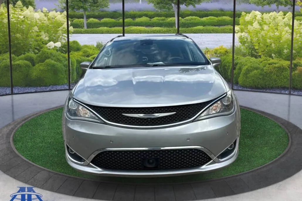 2017 Chrysler Pacifica Touring Plus photo 1