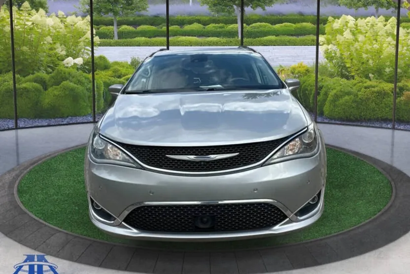 2017 Chrysler Pacifica Touring Plus photo 1