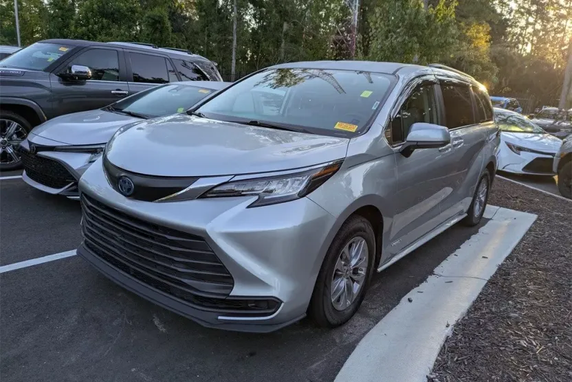 2021 Toyota Sienna LE photo 1