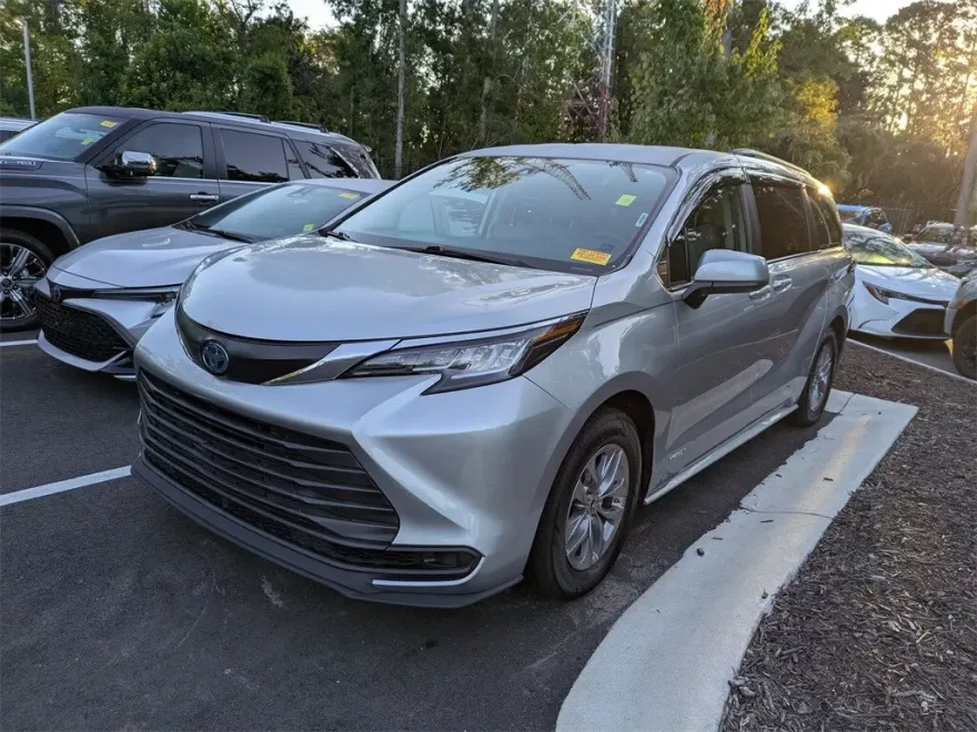 2021 Toyota Sienna LE photo 1