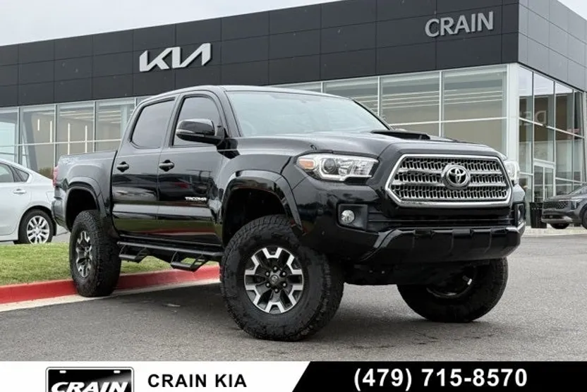 2017 Toyota Tacoma TRD Sport V6 4x4 photo 1