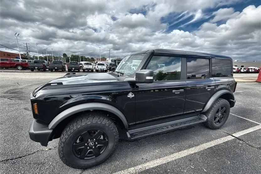 2025 Ford Bronco Outer Banks photo 1