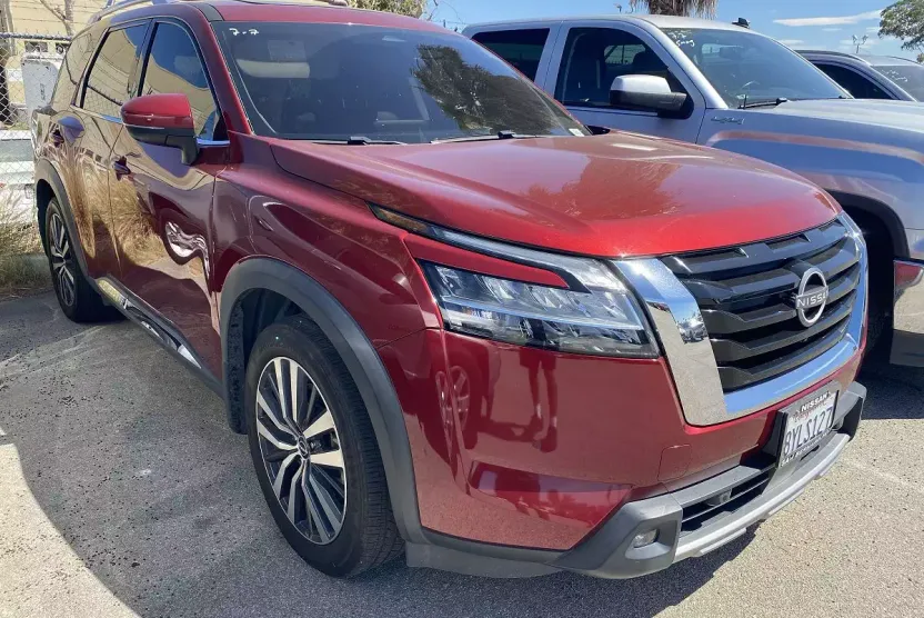 2022 Nissan Pathfinder Platinum photo 1