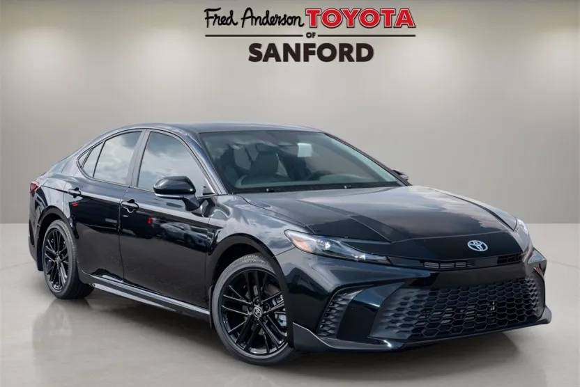 2025 Toyota Camry SE photo 1