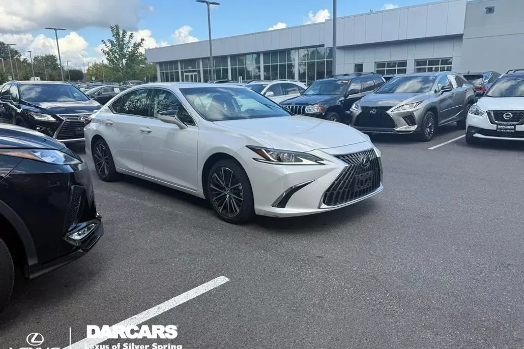 2023 Lexus ES 300h photo 1