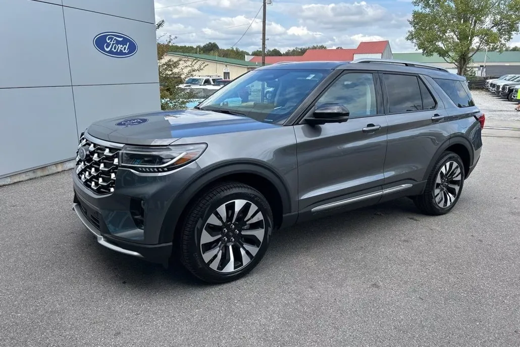 2025 Ford Explorer Platinum photo 1