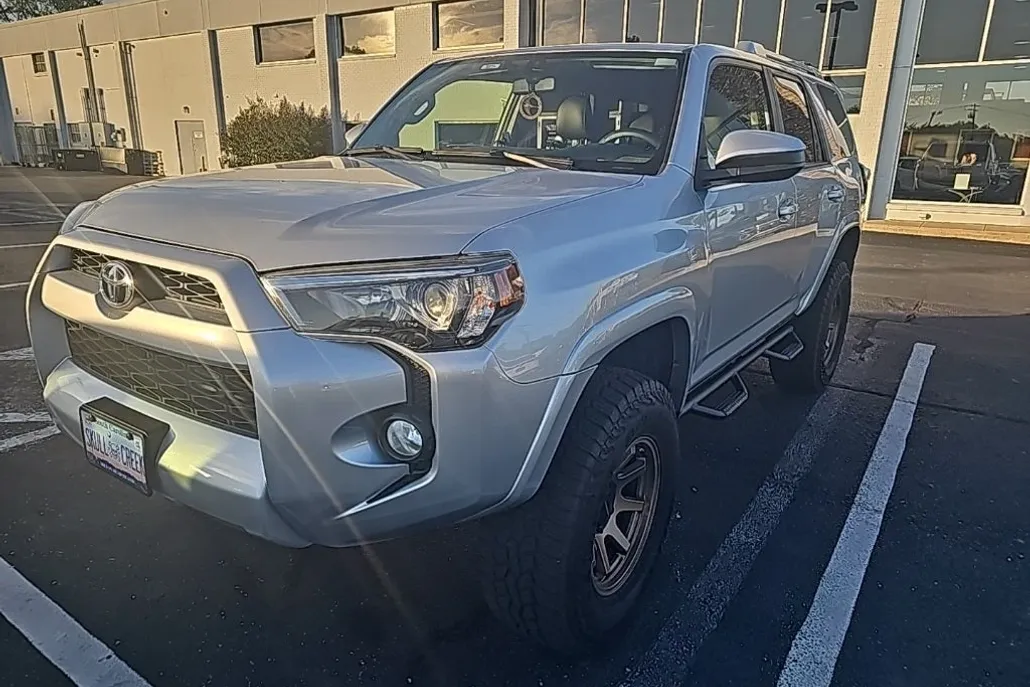 2018 Toyota 4Runner SR5 photo 1
