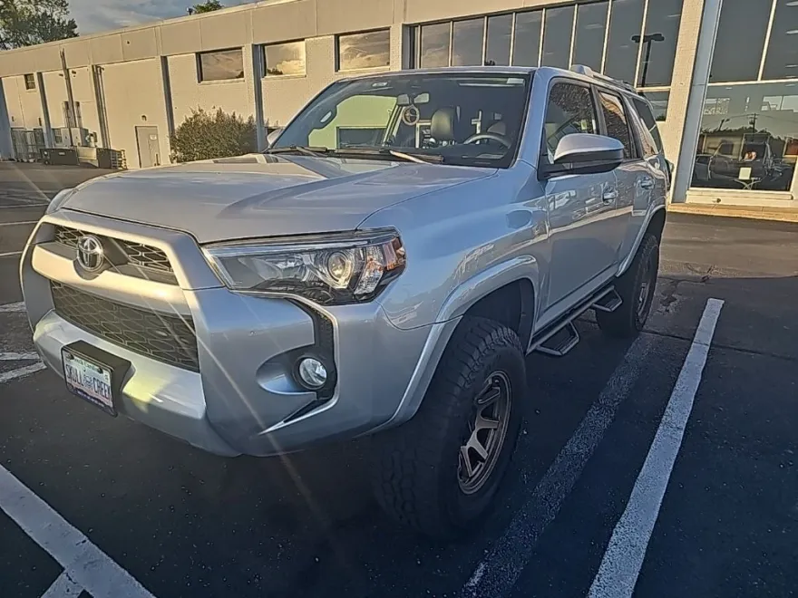 2018 Toyota 4Runner SR5 photo 1