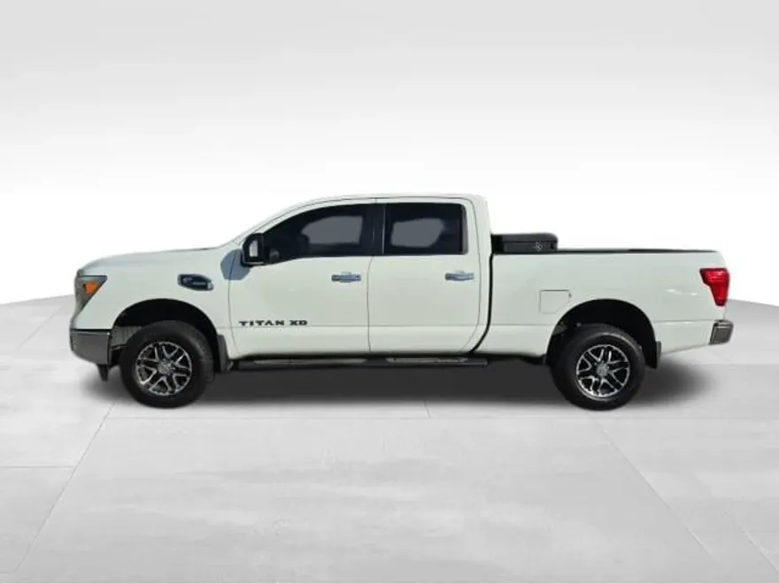 2017 Nissan Titan SV photo 1