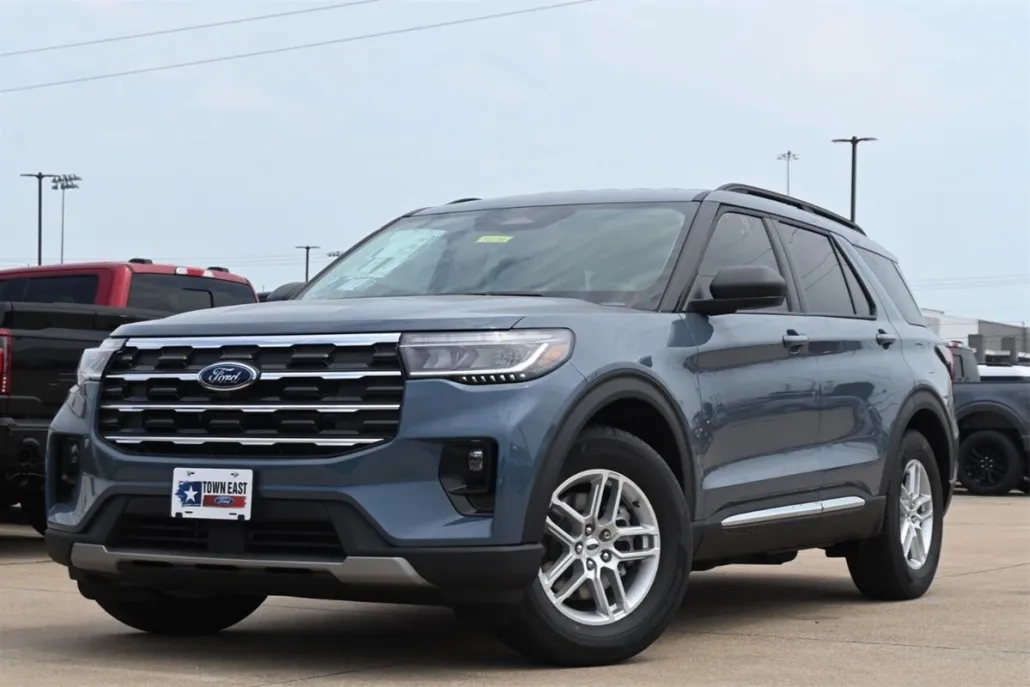 2025 Ford Explorer photo 1