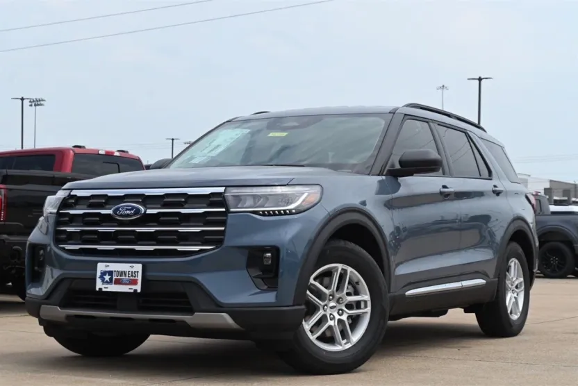 2025 Ford Explorer photo 1