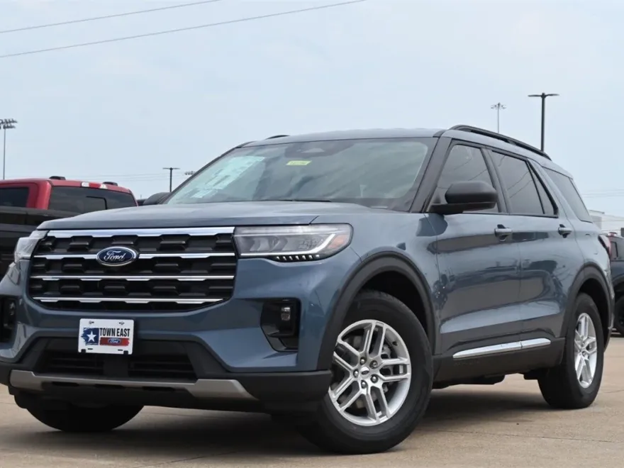 2025 Ford Explorer photo 1