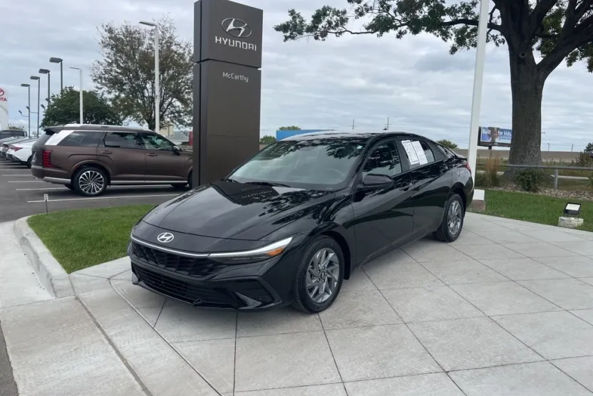 2024 Hyundai Elantra SEL photo 1