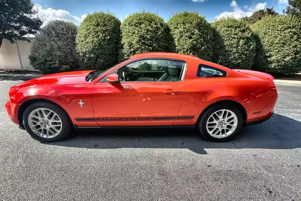 2012 Ford Mustang V6 Premium photo 1