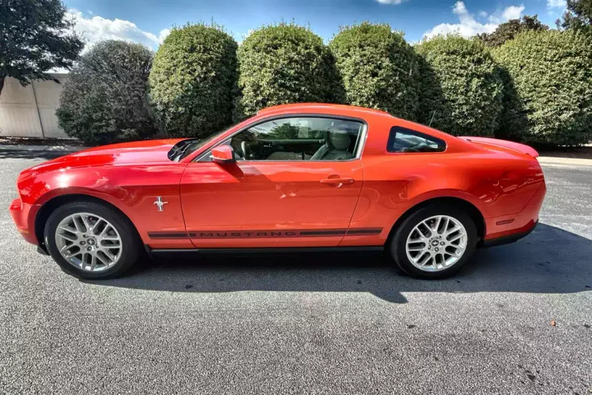 2012 Ford Mustang V6 Premium photo 1