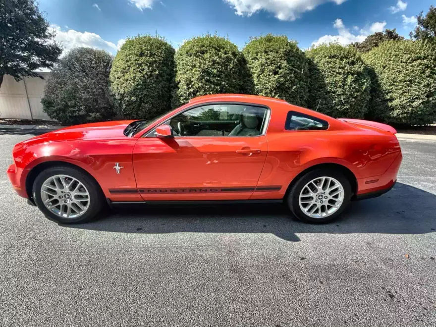 2012 Ford Mustang V6 Premium photo 1