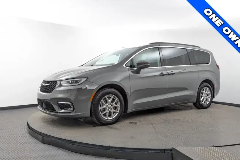2022 Chrysler Pacifica Touring L photo 1