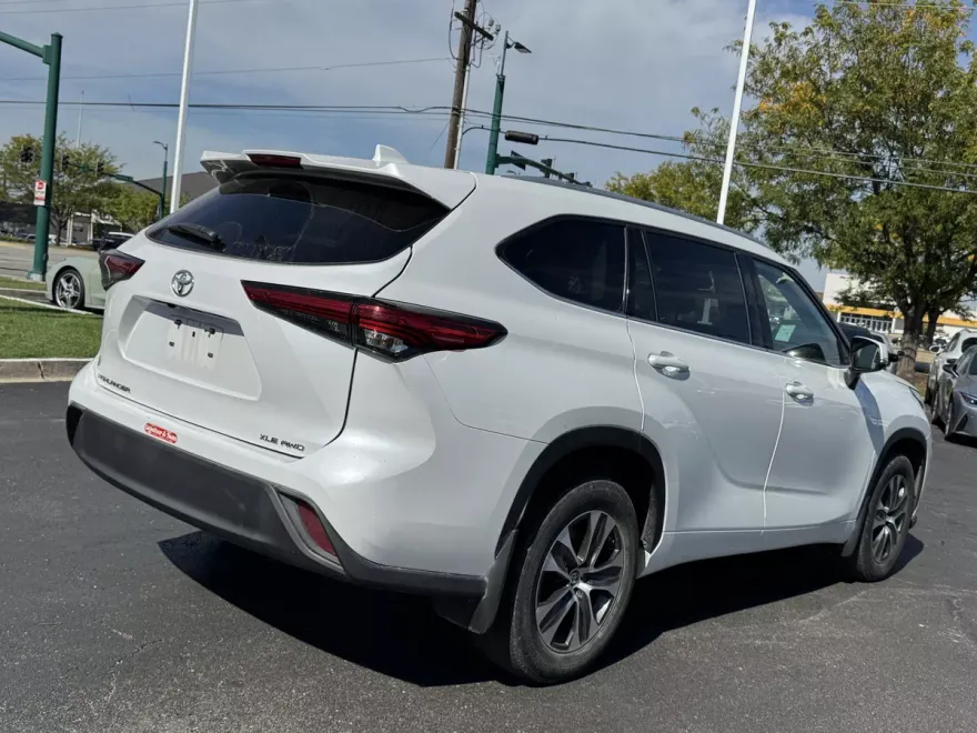 2022 Toyota Highlander XLE photo 1