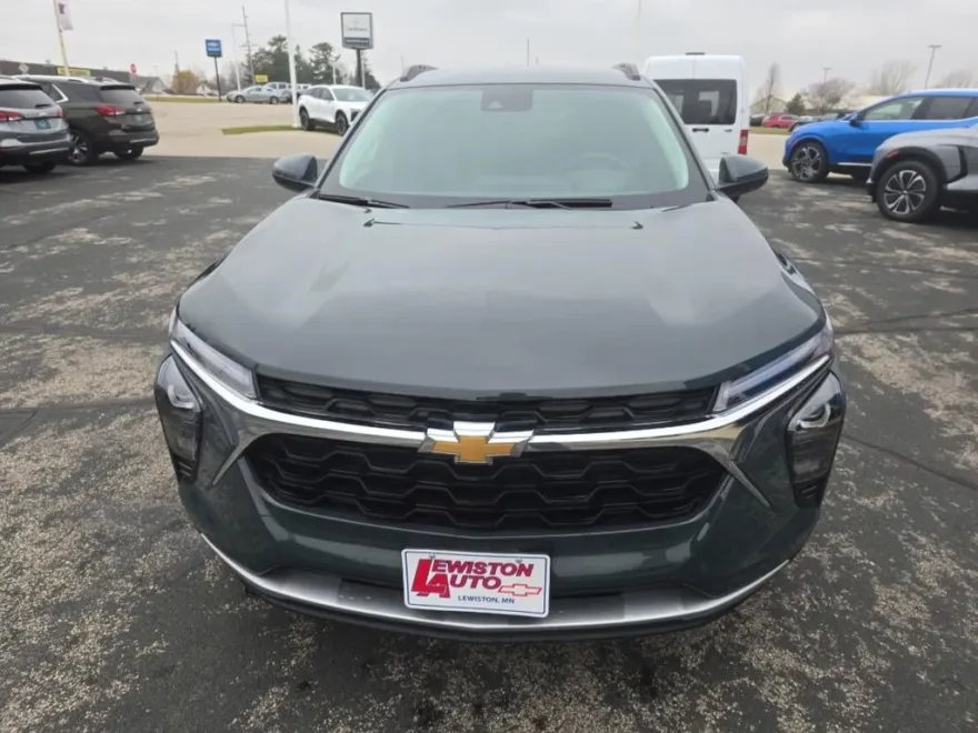 2025 Chevrolet Trax LT photo 8