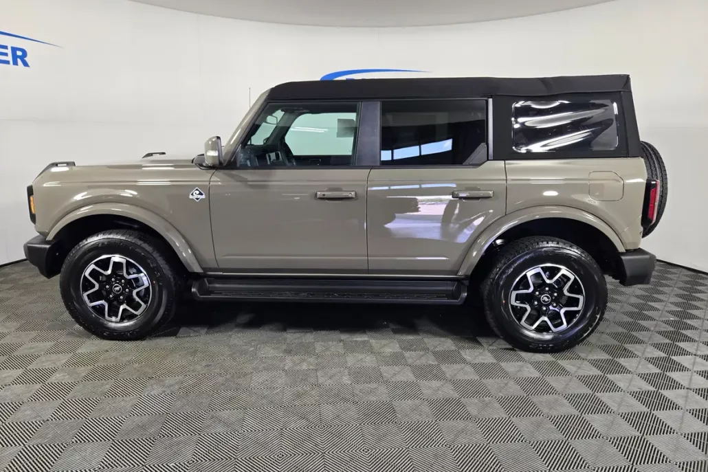 2025 Ford Bronco Outer Banks photo 1