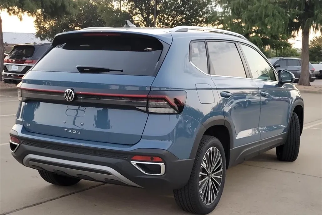2025 Volkswagen Taos SE photo 1
