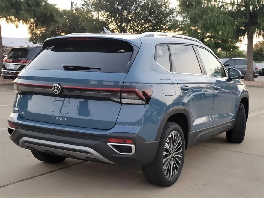 2025 Volkswagen Taos SE photo 1