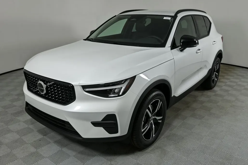 2026 Volvo XC40 Core photo 1