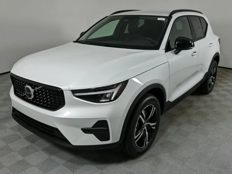 2026 Volvo XC40 Core photo 1