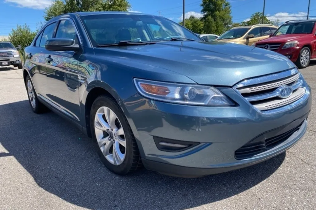 2010 Ford Taurus SEL photo 1