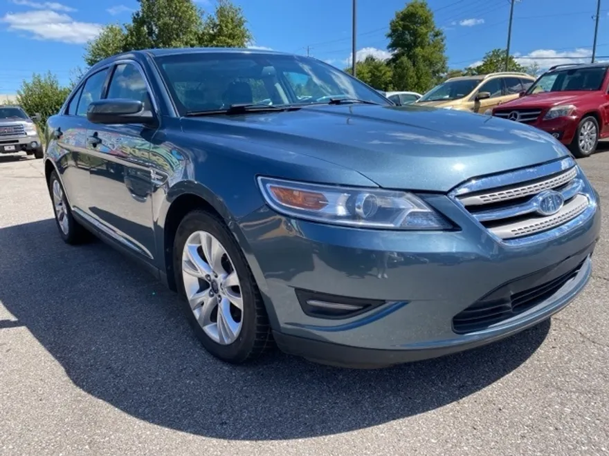 2010 Ford Taurus SEL photo 1