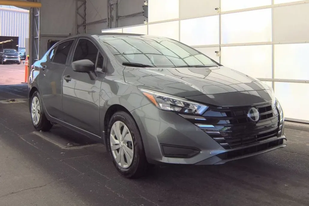 2025 Nissan Versa 1.6 S photo 1