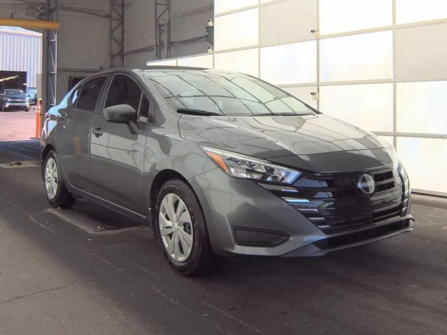 2025 Nissan Versa 1.6 S photo 1