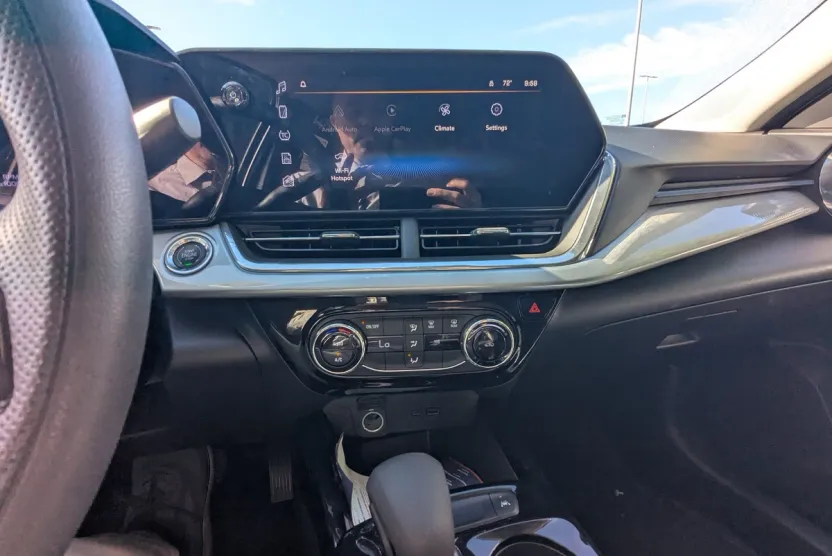 2024 Chevrolet Trax LT photo 1
