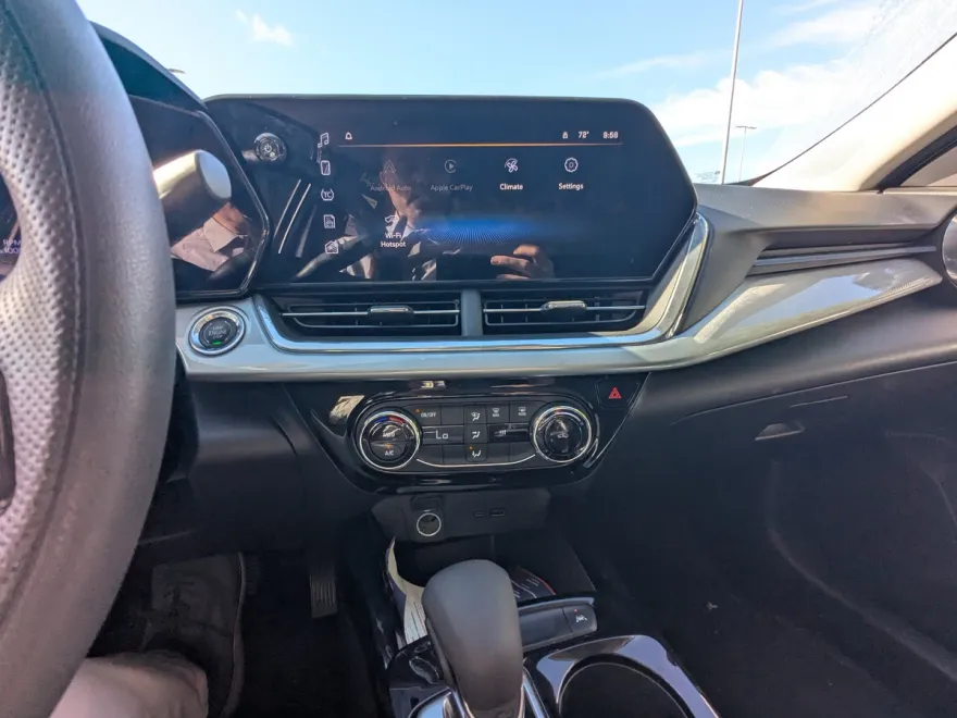 2024 Chevrolet Trax LT photo 1