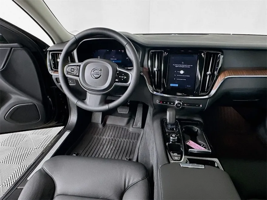 2024 Volvo S60 Recharge T8 Plus photo 1